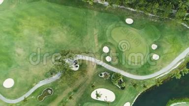 多米尼加共和国蓬塔卡纳高尔夫球场的空中日出景观。 球道，球，洞和旗。